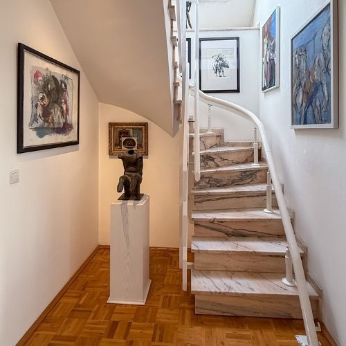 Helle Marmortreppe in einer Maisonette-Eigentumswohnung in Krefeld.