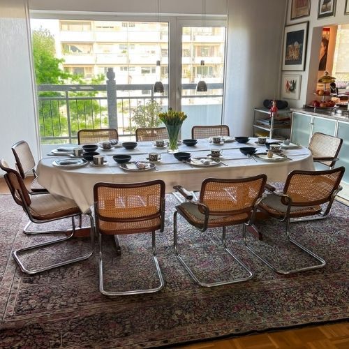Geräumiger Essbereich mit großem Esstisch, Designerstühlen und Balkonblick in einer stilvollen Maisonette-Wohnung in Krefeld.